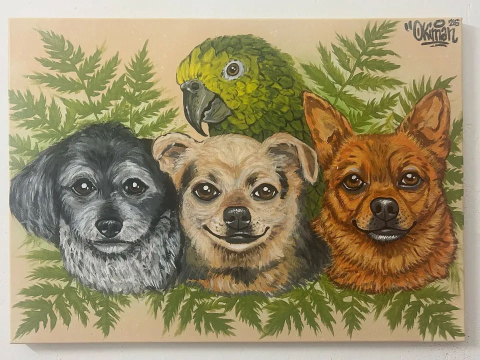 Cuadro pintado con dos perros y un loro entre helechos