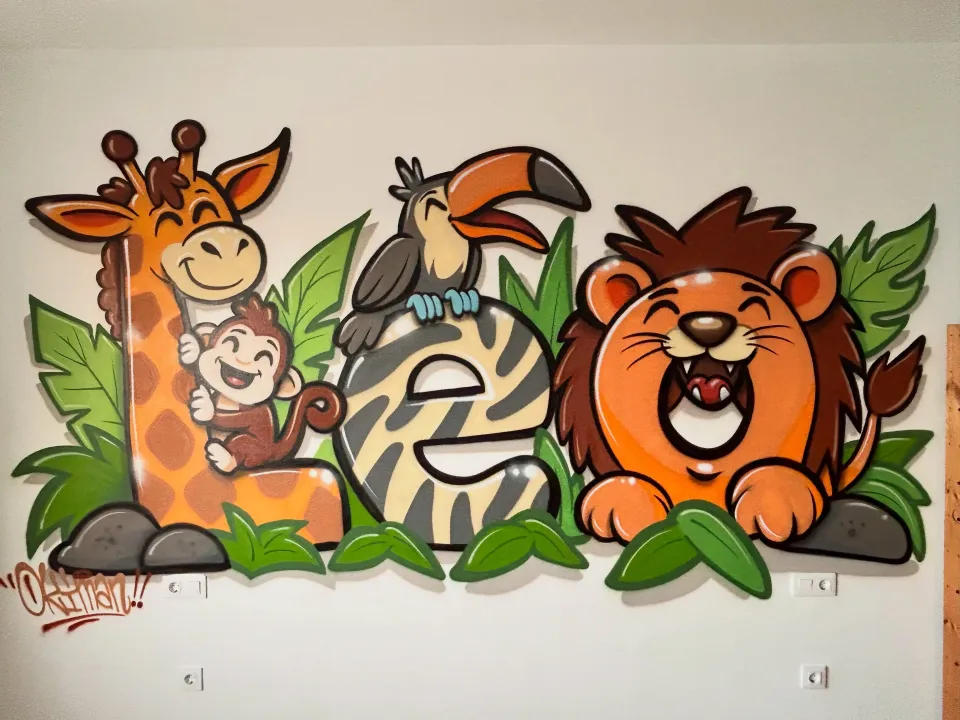 Mural infantil con una jirafa, un tucán, un mono y un león
